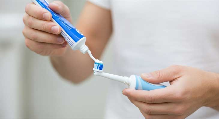 نحوه صحیح مسواک زدن بعد از ایمپلنت